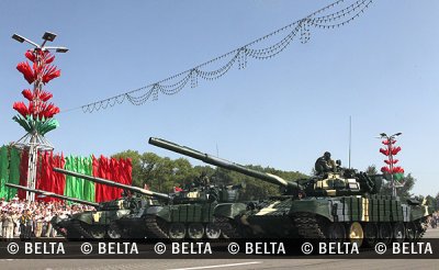 Moderne Panzer nehmen an der Parade teil
